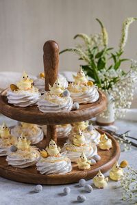 Easter meringue chicks in nests with lemon mascarpone cream - The sugarologist - The Sugarologist