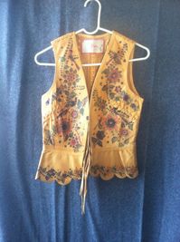 "NO DISCOUNT SUPER RARE - Vintage 60s 70s Char - Women's - Leather - Hand Painted Floral Flower Top Vest - Boho Hippie Festival Coachella Perfect for Summer Festivals & Concerts LOVE ROCKS VINTAGE ITEM DETAILS & DESCRIPTION . Beautiful Handpainted Floral & Flower Design . Front Ties . Scalloped Peplum Waist Label: Char Size: 8 - refer to Measurements - adjustable with the Wrap Style & Ties - NO RETURNS FOR NOT FITTING! Era: est. 1960s 1970s Color: Refer to Photographs Material: Leather Condition