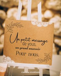 Trouvez des idées de décoration pour votre mariage. Demandez à vos convives de vous laisser un message pour cette journée si exceptionnelle. ©Jerome JOURDAIN #mariage #weddingday #lieudemariage #wedding #amour #décorationmariage #domaine #domainredebeaufort #périgord