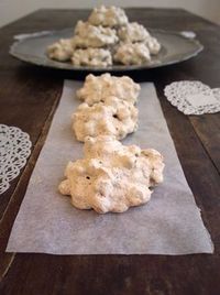 Brutti ma buoni alle nocciole - ricetta toscana...dopo i miei vaneggiamenti in Finti brutti ma buoni al muesli e farina di mandorle, mi sono decisa a posta