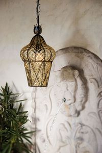 A lovely classic Venetian crystal ceiling lantern, entirely handmade, with a steel wire frame, and an shiny corrosion-resistant fitting. The hot blown glass is stamped with a special ‘baloton’ mould by the glass-master to create a raised criss-cross pattern. This is a very typical Murano glass-making design which dates back as far as the fifteenth and sixteenth centuries. It's still very popular today. We can offer you amber or clear glass. Please refer to the options box to place your order. If