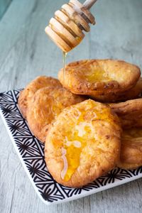 These authentic Chilean pumpkin sopaipillas with a drizzle of honey are an easy and delicious dessert or appetizer. Today I will teach you how to make them from scratch.