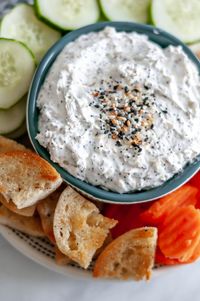 Everything Bagel Dip is perfect for any party appetizer or football watch party. Super simple to make with everyday, common ingredients. A delicious super bowl appetizer.