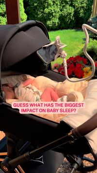 Guess what has the biggest impact on baby sleep? Sunlight! From as early as 8 weeks, babies start producing melatonin and serotonin, making light and darkness essential for regulating their sleep. Here’s how you can help: 🌅 Morning sunlight sets their body clock. 🌌 Blackout curtains prevent early wake-ups. ☀️ Daytime sun boosts serotonin for better sleep and mood. Start today with these simple steps! 🌳✨