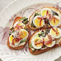 Country-Ham-and-Egg Toasts