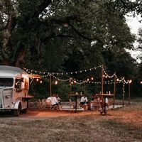 ✨✨IMAGINEZ...✨✨ Avant le jour J, réunir vos convives autour d'un Welcome Dinner dans une ambiance chic et chaleureuse.   Pétanque, guinguette, foodtruck la recette d'un moment réussi. 