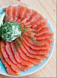 This lox recipe is so good - I had no idea it was so easy to make lox! This one doesn't require a smoker - all you need is a brine solution...aka salt! #lox #salmon #brunch