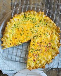 Hash Brown Crust Ham and Cheddar Quiche. This tasty quiche substitutes frozen hash browns for the traditional crust. The gluten free quiche is loaded with all your breakfast favorites including eggs, cheddar cheese, potatoes and ham. Brunch at home has never been so delicious! #quiche #hashbrownquichecrust #brunch #breakfastideas