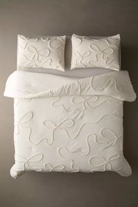 Wild Bows Tufted Comforter | Urban Outfitters