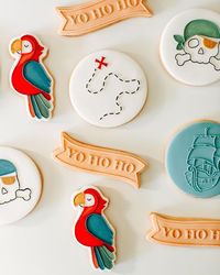 Pó de Farinha on Instagram: "Yo Ho Ho Pirate Cookies #piratetheme #piratepartyideas #piratepartytheme #yohoho #boyspartyideas #boysparty #boyspartydecor #porto #partyplanners #partydesign #portugal #porto #podefarinhacake #podefarinha"