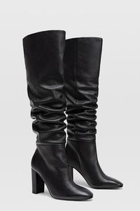 Botas de piel con tacón en color negro, 89,99 euros.