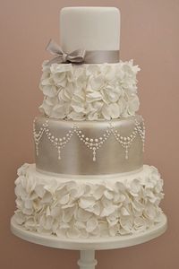 Vintage cake from #conttonandcrumbs #BridalGuideMagazine