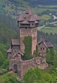 Le château de Niederfalkenstein est un château médiéval situé près d'Obervellach en Carinthie, en Autriche.