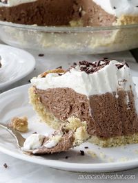 Low Carb French Silk Pie is 4 net carbs per serving. | low carb, gluten-free, keto, thm | lowcarbmaven.com