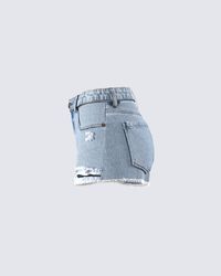 Blue distressed denim shorts are a timeless look that will always be in style 💅 Complete with a high-waisted fit, frayed hem, and a front button and zipper - this look is an essential piece for summer 😙