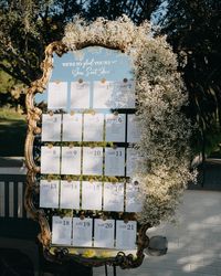 Mirror seating chart #wswedding #dfwwedding #venue #catering #weddinginspo #weddinginspiration ⁠