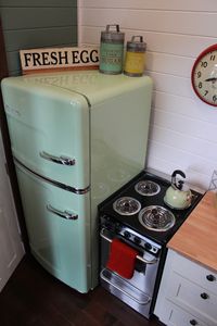 cute vintage style fridge with matching tea pot // Retro Southern Charm | Tiny Heirloom