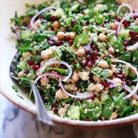 Chickpea Quinoa Salad with spinach, pomegranate, red onion, cucumber, and avocado. This hearty chickpea quinoa salad is perfect for meal prep and work lunches. It's naturally vegan and gluten free.