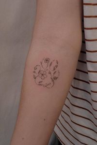 Transform your love for dogs into stunning art with these dog paw tattoos for women! Discover unique Dog Paw Tattoos for Women with Flowers that combine beauty and sentiment. Click to explore these charming Dog Paw Print Tattoo Ideas.