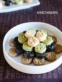 Korean Sesame Tea cookies (Dasik) are traditional wonderful no bake cookies that you are easy to make and also elegant. #koreanfood #koreanfoodrecipes #glutenfreecookies #vegancookies #koreandessert #kimchimari