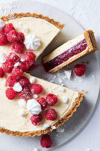 Indulge in the festive flavours of raspberries and white chocolate in a crispy tart crust, perfect for creating a magical Christmas atmosphere at your holiday gatherings.