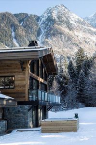 Chalet Elevation welcomes you into a bright and contemporary space and offers fantastic high-end facilities, perfect for unwinding after a day of activity. #chamonix #luxuryliving #luxurylifestyle #luxurychalet #mountainviews #privatetravel