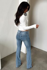 The Robita Jeans in Blue are perfect for any casual outing. With 5 pockets, a front zipper, and belt loops, these jeans are both functional and stylish. Pair them with a crop top and cute sneakers for a trendy look! FABRICATION: 85% Cotton / 15% Polyester SIZING: Crystal's height is 162cm and wears a size AU6/US2