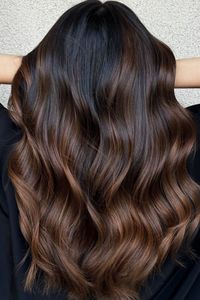 For those looking for a subtle, spicy caramel balayage that adds a pop of color to dark brown hair, caramel cinnamon balayage is the best option. It’s one of the most stunning balayage styles for brunettes. @misahuynhhair