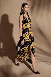 Michael Kors Collection Resort 2018 collection, runway looks, beauty, models, and reviews.