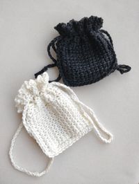 Little crochet pouch using Tunisian crochet simple stitch with a regular hook. The perfect quick crochet project to put your headphones or take some jewellery on holidays 🥰 free pattern on ravelry !!