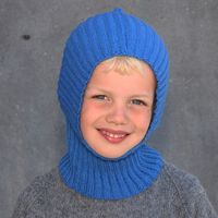 Welcome fall with a lovely warm hat for the kids. The hat has a good fit since the rib adapts the head. The hat is available in sizes: ½-4 years old.