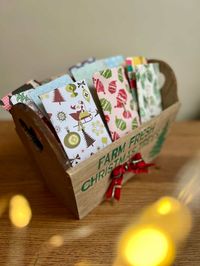 Running out of time but would like to make a special handmade advent calendar? These paper pouches made with festive card are the perfect solution. Fold the pockets, no tape even necessary, and fill with light gifts. I even have the answer for just one gift to fill them with. Get the quick guide at Tea and Forget-me-nots.com.