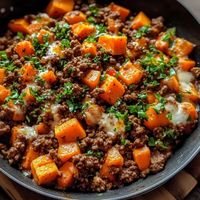 Discover our mouthwatering ground beef and sweet potato skillet recipe! This easy, nutritious 30-minute meal is perfect for busy weeknights.