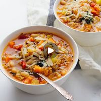 Cookie and Kate on Instagram: "This hearty quinoa vegetable soup is exactly what I need.🙌 It’s brimming with fresh veggies and warms me right up. This soup is even better the next day so it packs well for lunch. It freezes well, too. I love keeping my freezer stocked with hearty soups and defrosting one whenever I need a quick but nutritious meal.🎉🎉⁠
⁠
Quinoa Vegetable Soup with Kale recipe on the blog! Link in bio @cookieandkate.⁠
⁠
#cookieandkate #vegetarian #soup #kale #quinoa #healthyrecipe #comfortfood #mealprep #veggies #delicious #recipe #easyrecipes #dinner #lunch #dinnerideas"