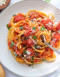 This scrumptious pasta Napoletana is ready in less than 30 minutes and uses a handful of everyday ingredients. It's juicy, full of flavor and totally delicious. #pastarecipes #easydinnerrecipes #pastasaucerecipes #cheapdinnerforafamily