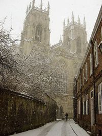 [Snowy Minster - York, England (by jimoftheday on Flickr)]...