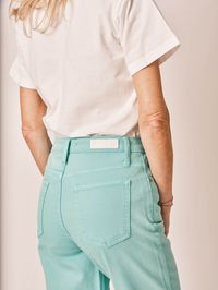 Jean mom slim mint taille haute POLLY blanc c’est notre mom slim, il est légèrement plus fitté au niveau des hanches que notre modèle PATRICIA. Taille haute Fermeture bouton avec braguette zippée Chevilles cropped 5 poches Toile délavée Passants à la taille Couleur : MintComposition : 98% Coton 2% ElasthanneConseils d'entretien: Lavage à 30°C Jessica mesure 1m75 et porte une taille 25. Guide des tailles. REF : LF 99 MF