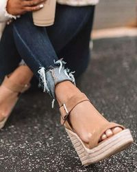 These sandals, featuring a 4.3-inch heel and 1.5-inch platform, offer style and comfort with an ankle strap design and braided jute platform. They feature a cushioned footbed and adjustable buckle strap, making them versatile for any occasion. #PlatformSandals #SummerFashion