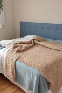 Effortlessly stylish, serene bedroom decor. Neutral palettes, natural textures, and minimal clutter. Unfussy inspiration for a peaceful sleep space.