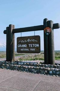 Noted for their stunning beauty, the Teton Range of the Rockies draws millions of visitors each year to gaze in wonder and explore the national park that takes its name from the range’s tallest peak: Grand Teton. This Grand Teton National Park itinerary will guide you through the best way to see the park in just a couple of days. | national park itineraries | national park travel guide | wyoming national parks | wyoming travel itinerary | what to do in wyoming | how to plan a national park trip