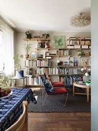 Lekfullt och hemtrevligt hos konstnären i Stockholm | ELLE Decoration