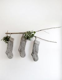 DIY Branch Stocking Display @themerrythought