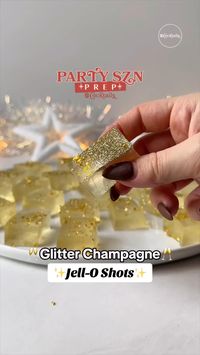 GLITTER JELLO SHOTS #JelloShots #MerryChristmas #HappyHolidays #Cheers #Champagne #Champs #Glitter