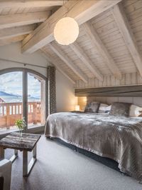 Bedroom of the Week ✨ Each bedroom at Chalet Pont du Cam is styled individually and named after one of the famous Cambridge University colleges. #interiordesign #luxurydesign #luxuryinterior #bedroomdeco