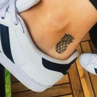 Mikaela Houck na Instagramie: „Stand tall • Wear a crown • Be sweet on the inside #tattoo #pineapple #pineappletattoo”