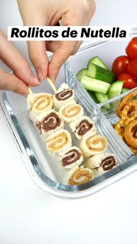 Para hacer estos rollitos de Nutella, necesitas: 2 rodajas de pan 1 ½ cucharada de mantequilla de cacahuete 1 ½ cucharada de Nutella ¡Sírvelos como aperitivo, snack o agrégalos a la lonchera de los niños!