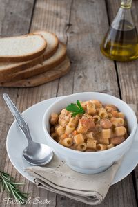 Un piatto semplice come la pasta e fagioli, riscalda le fredde serate invernali. Con mille varianti resta sempre un'ottimo piatto unico e sostanzioso.