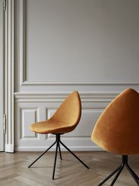 Punctuate neutral design with a pop of crimson, a splatter of mustard, or a burst of tangerine. Be adventurous and choose colours you can mix and match for a style that suits your mood every day. #BoConcept #InteriorDesign #Redecorate #HomeDesign #Interiors #SplashOfColour #Colour #ColourScheme #ColourPalette #Armchair #LivingRoom #Chair #Cushions