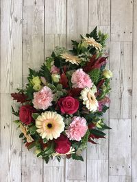 A pretty feminine coloured single ended spray. An ideal tribute for a friend or family member at this sad time. Made in long lasting foliage’s with germini, roses, carnations and astrantia. #funeral #memorial #funeralflowers #memorialflowers #floraltribute #pinkandpeach #singleendedspray #floralspray #funeralspray