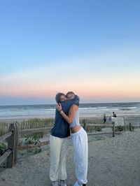 #beachpics #hugs #sunset #friendpicinspo #sunsetpics #beachinspo